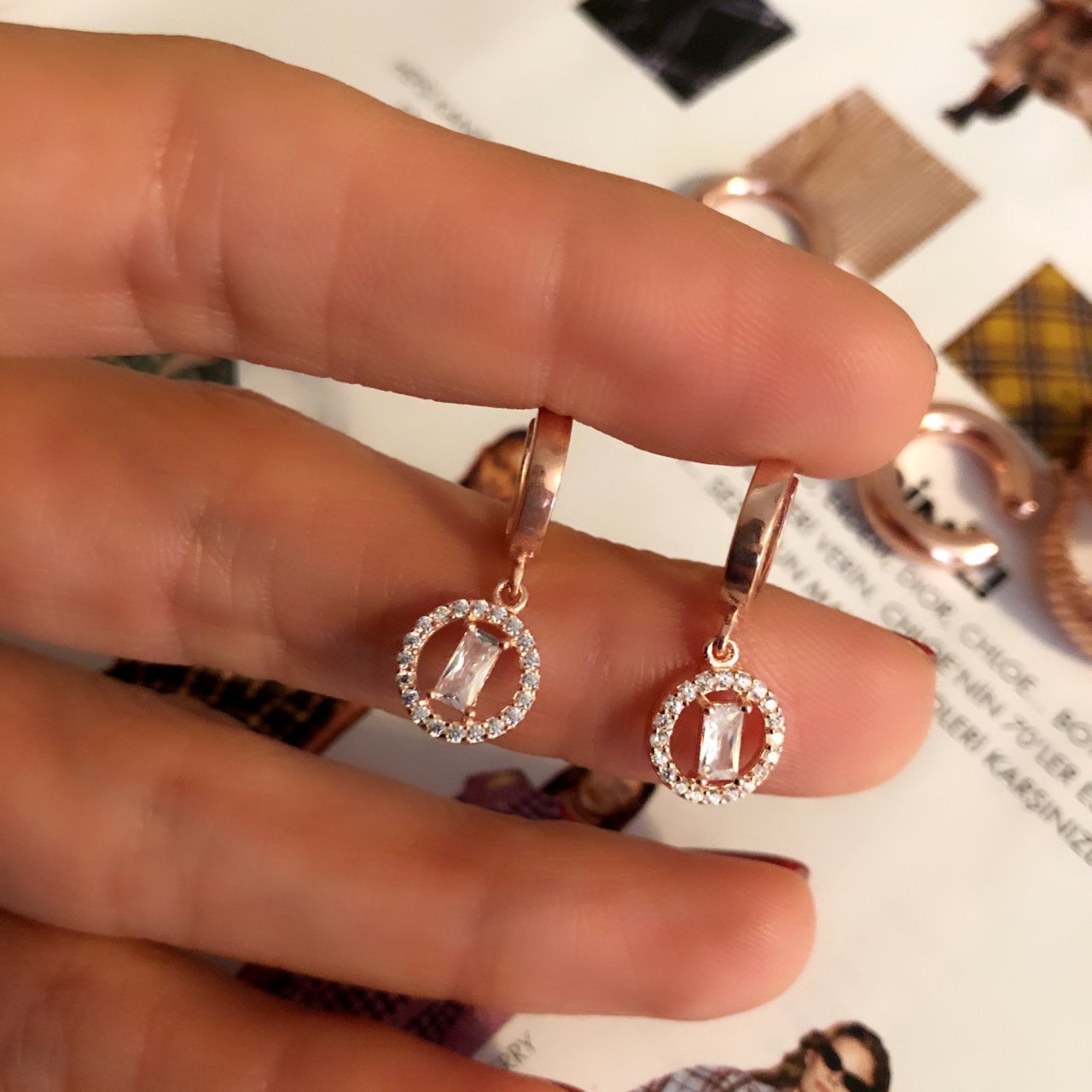 Baget Taş Detaylı Sallantılı Küpe (Çift)