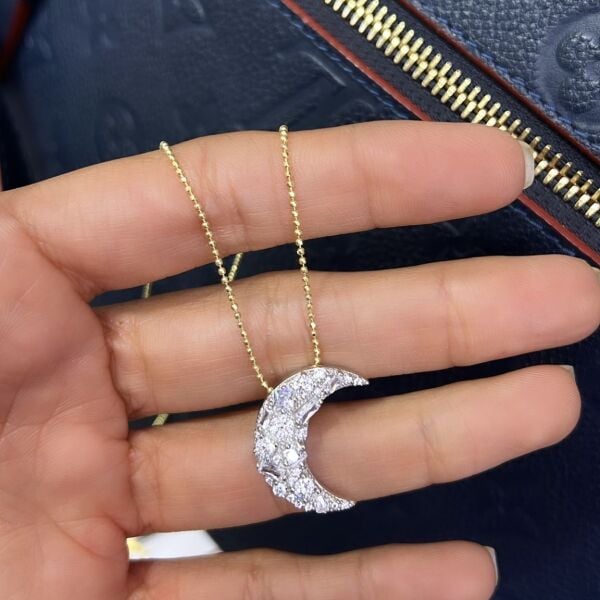 Momy Hilal Kolye