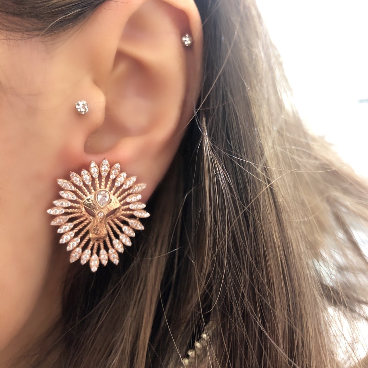 Beyaz Taşlı Aslan Küpe