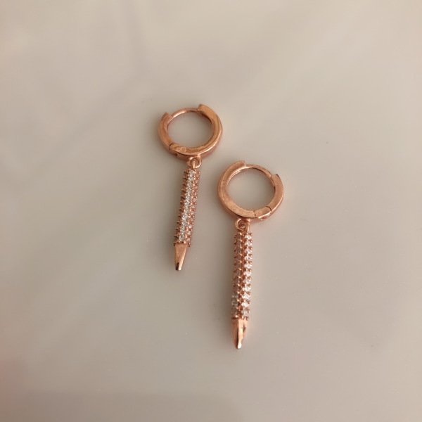 Sallantılı Taşlı Çivi Küpe