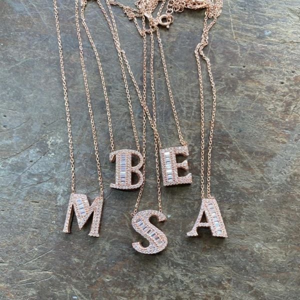 Baget Taş Detaylı Harf Kolye