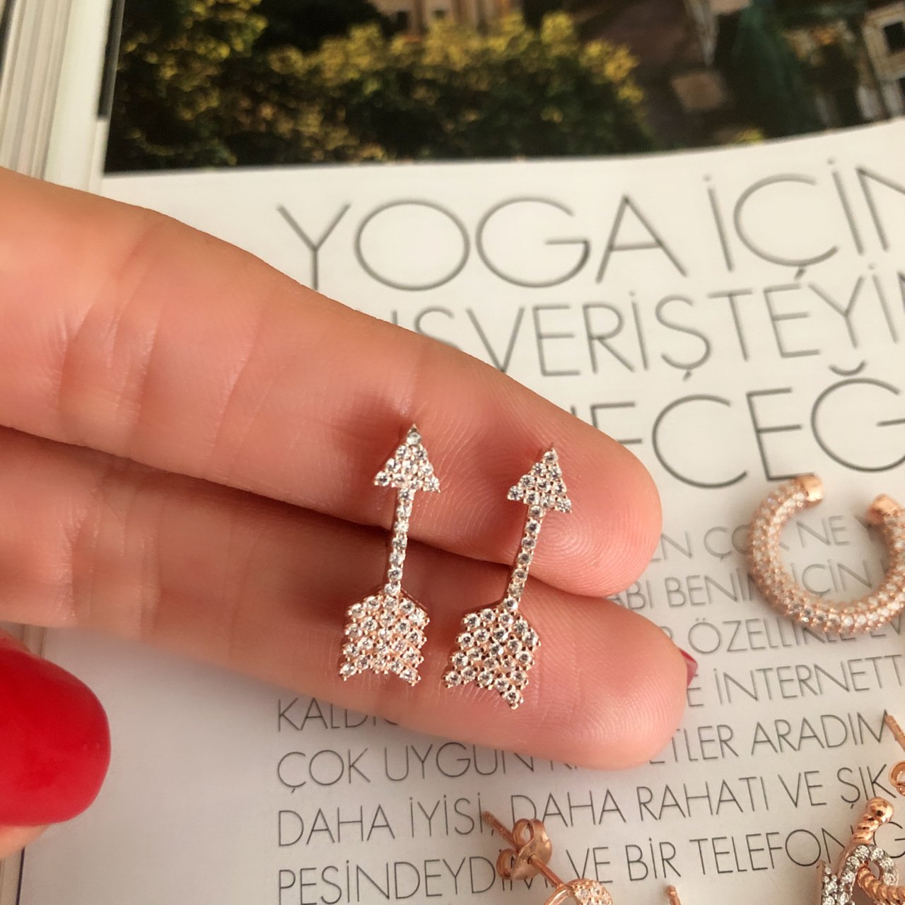 Vidalı Taşlı Ok Küpe (Çift)