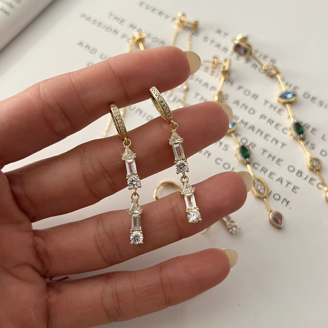 Uzun Baget Taşlı Halka Küpe