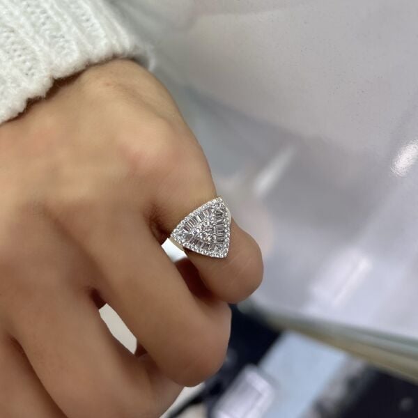 Baget Taşlı Üçgen  Yüzük